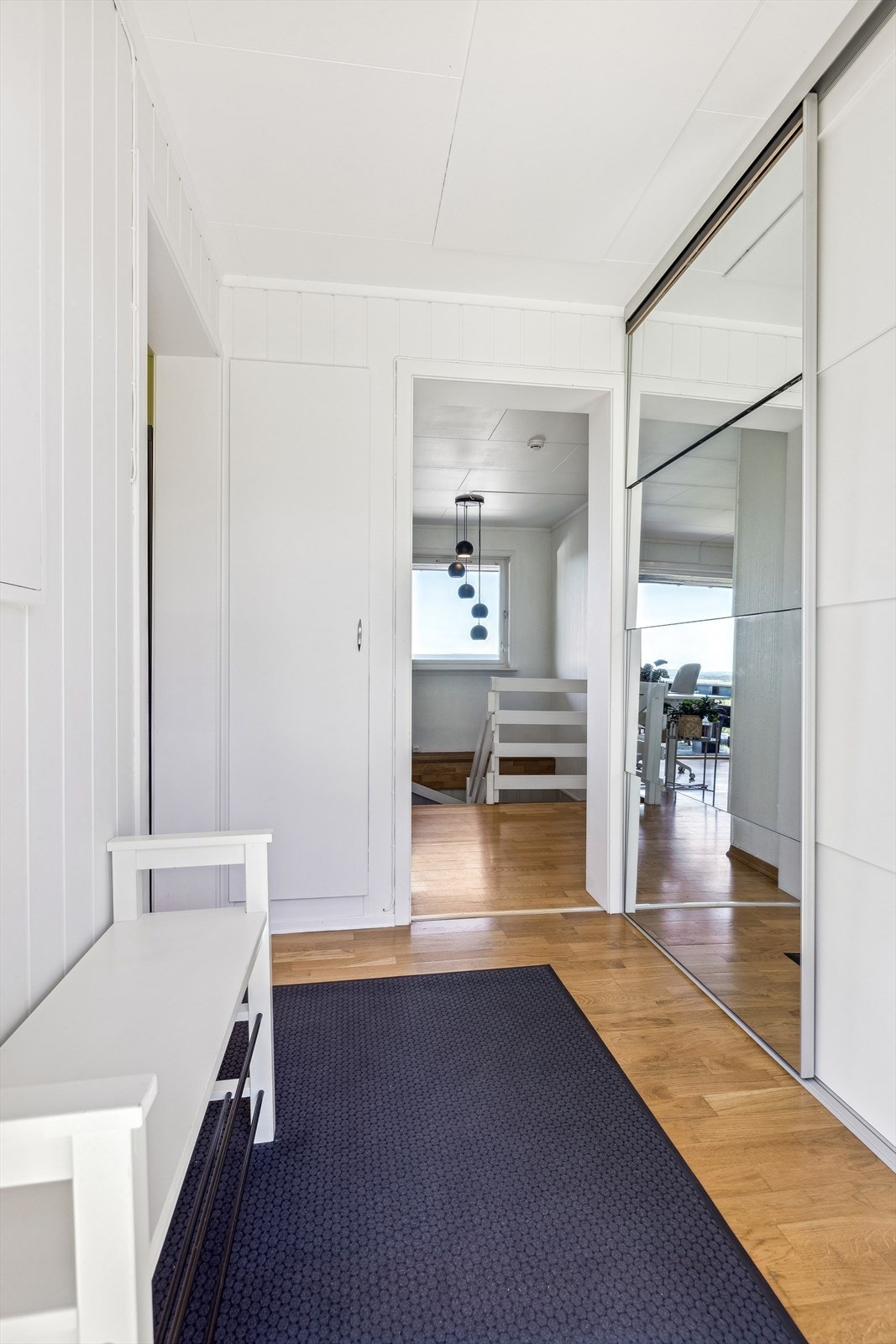 En hyggelig entré med romslig skyvedørsgardrobe ønsker deg velkommen. Her kan du henge av deg jakken og ta av deg skoene før du tar turen videre i ditt nye hjem. Galleribilde