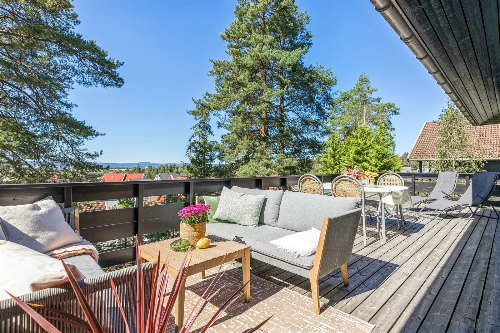 På verandaen utenfor stuen er det fantastisk utsikt og sol fra ca. 11 og utover. Galleribilde