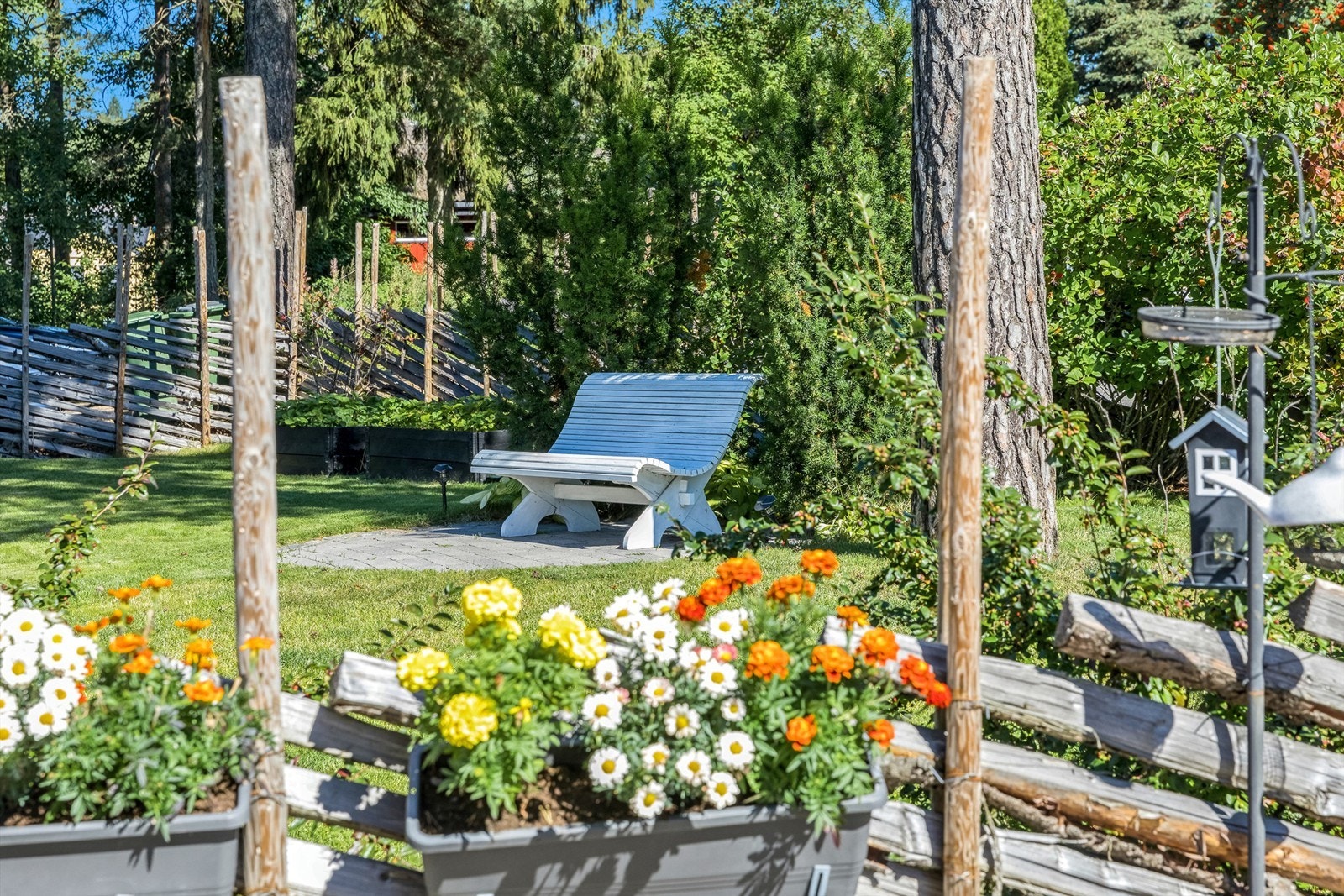 Det er mange fine sitteplasser hvor man kan nyte hagen. Galleribilde