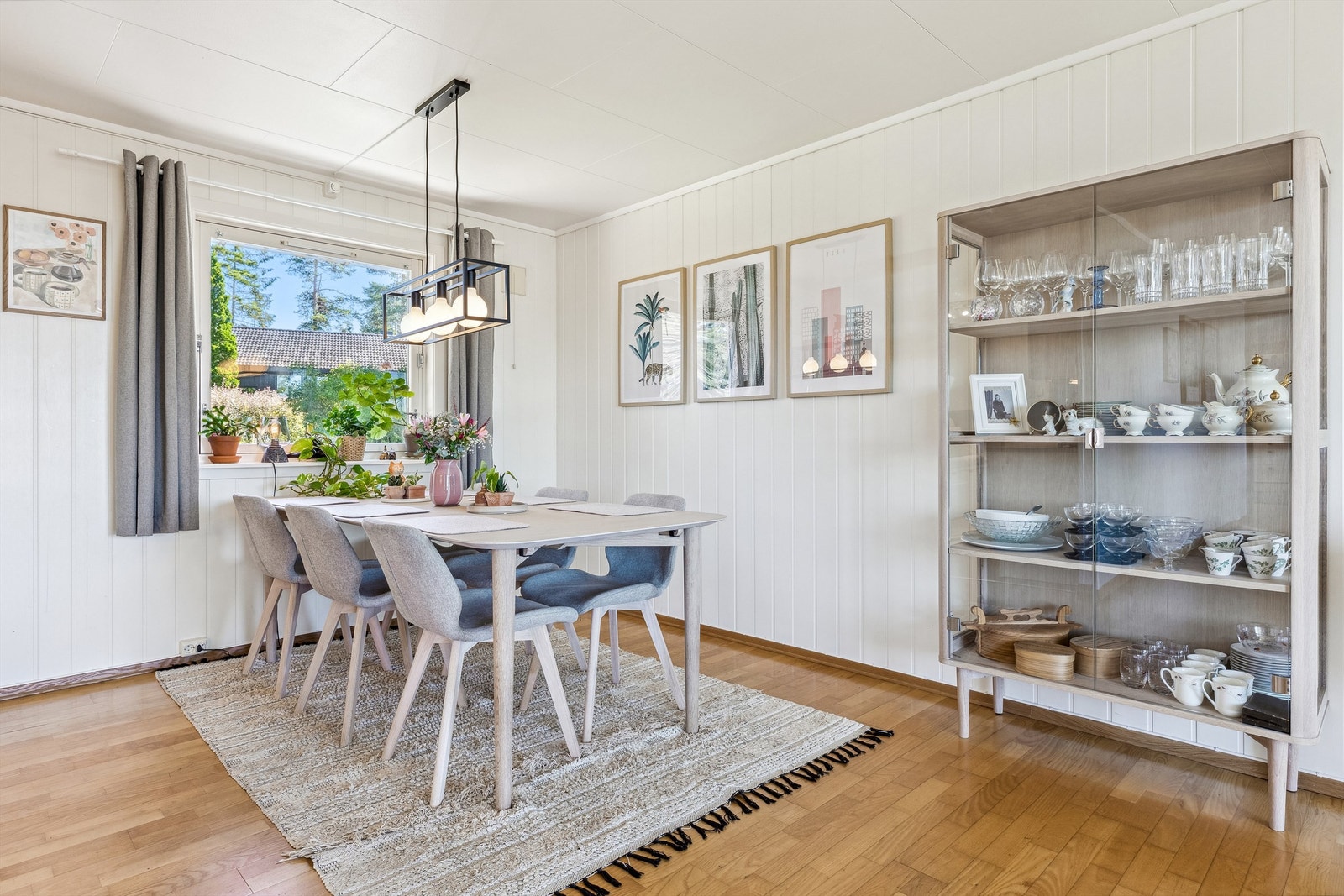 God plass til spisebord ved kjøkken som knytter de sosiale rommene flott sammen. Galleribilde
