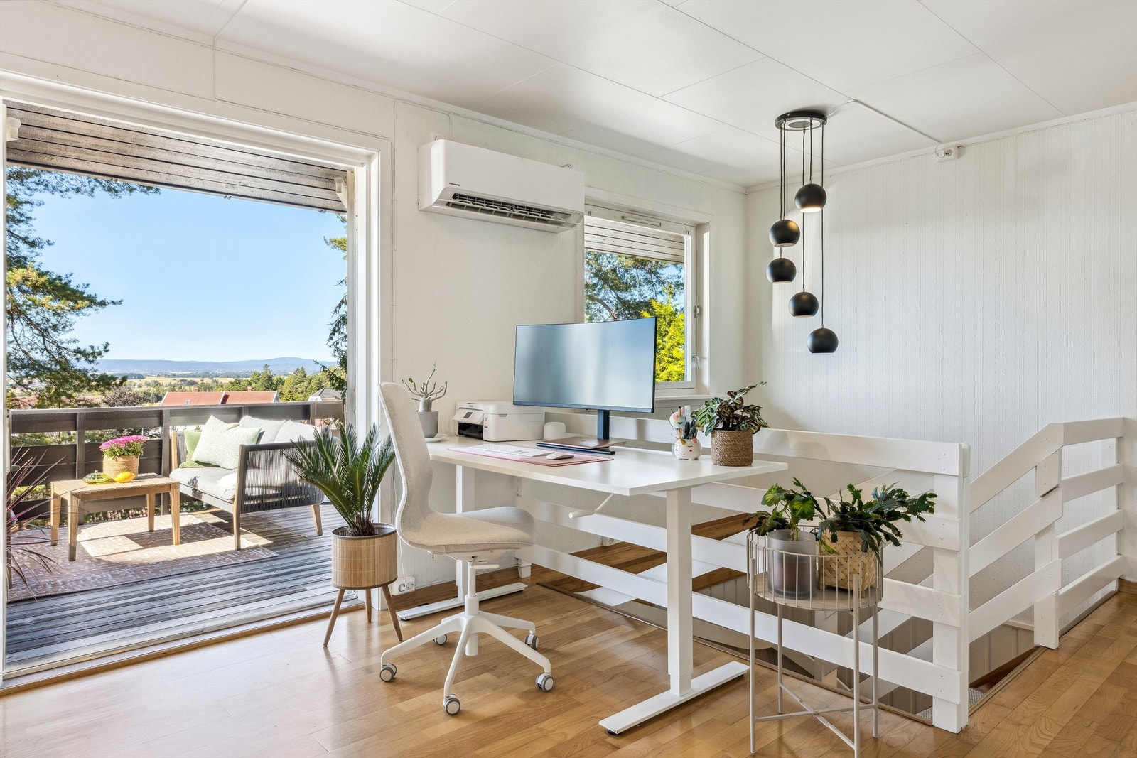 Fra stuen er det utgang til en stor og solrik terrasse som blir en naturlig forlenging av stuen på sommertid. Galleribilde
