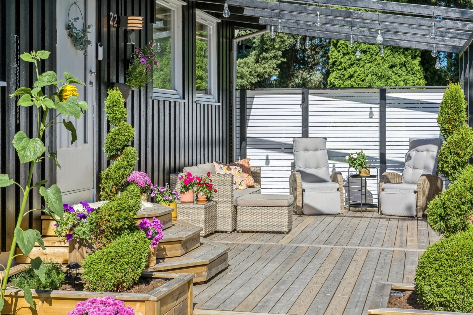 Ved inngangspartiet er en flott og skjermet sitteplass med plantekasser rundt, hvor man kan nyte frokostkaffen i morgensolen. Galleribilde