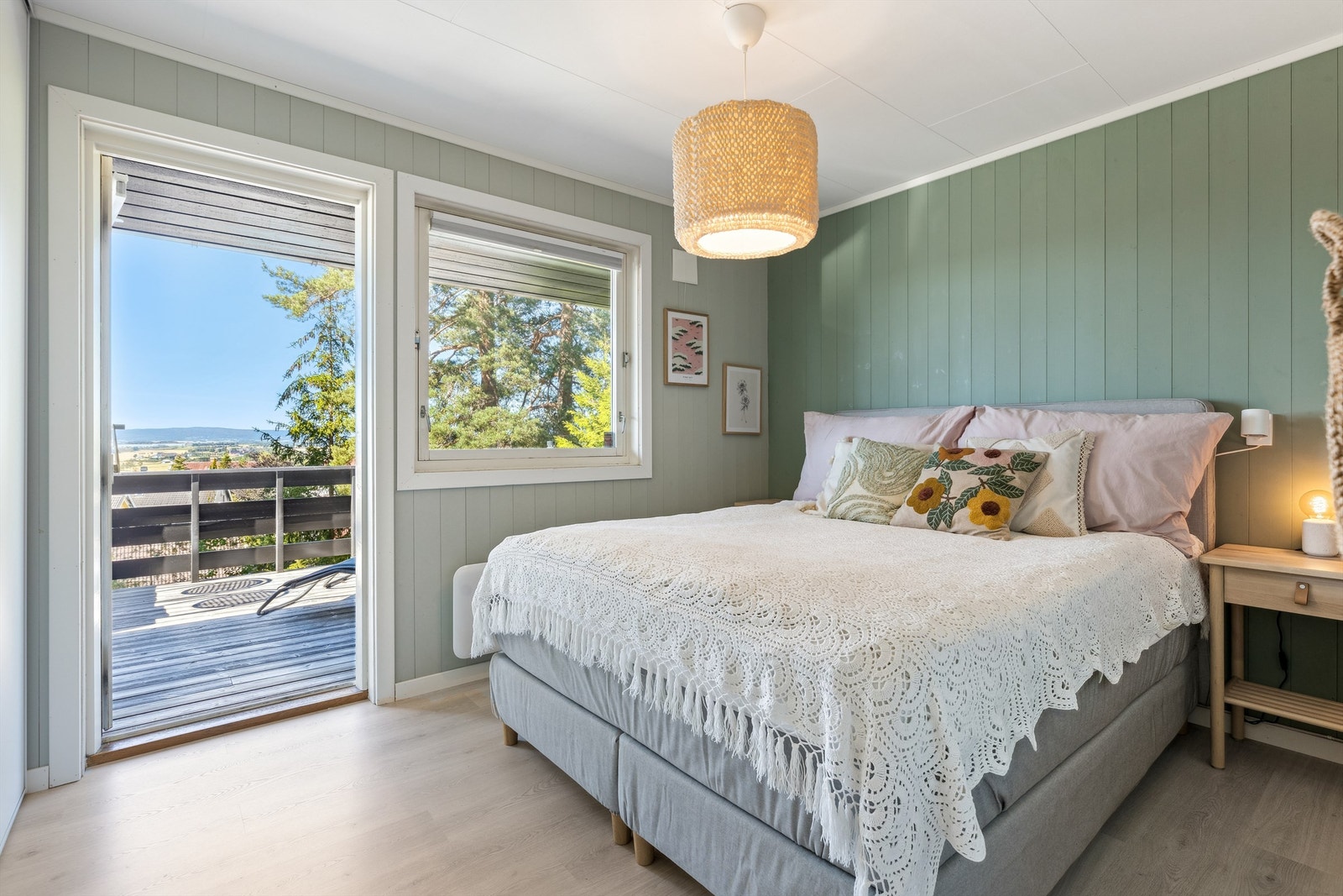 Hovedsoverommet er av god størrelse og har godt med garderobe. Utgang til terrasse også fra soverom. Galleribilde