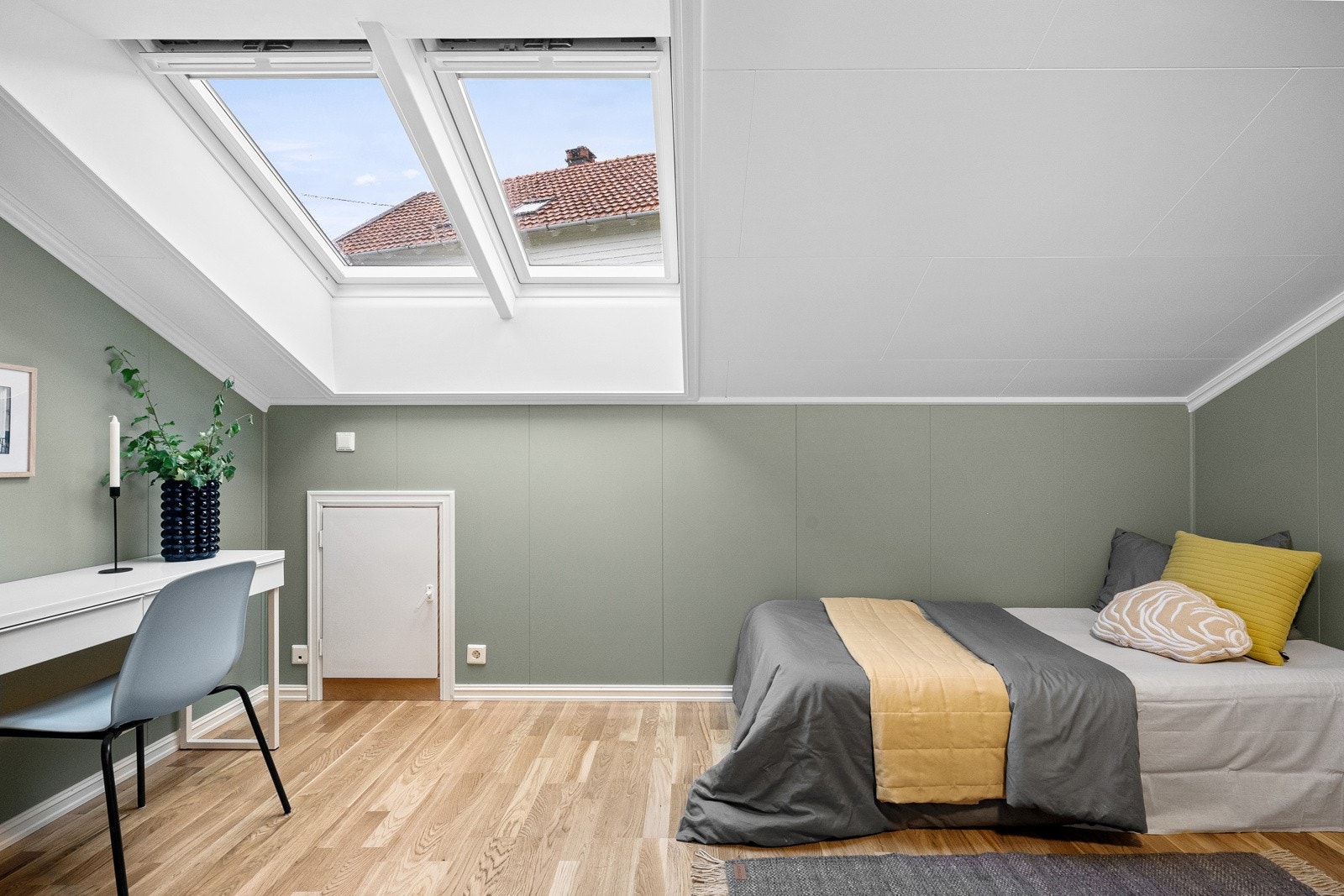 Rommet har flotte takvindu Galleribilde