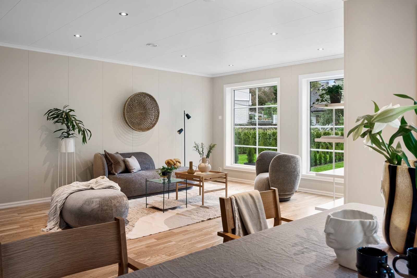 Stor stue med mye gulvareal til ønsket innredning Galleribilde