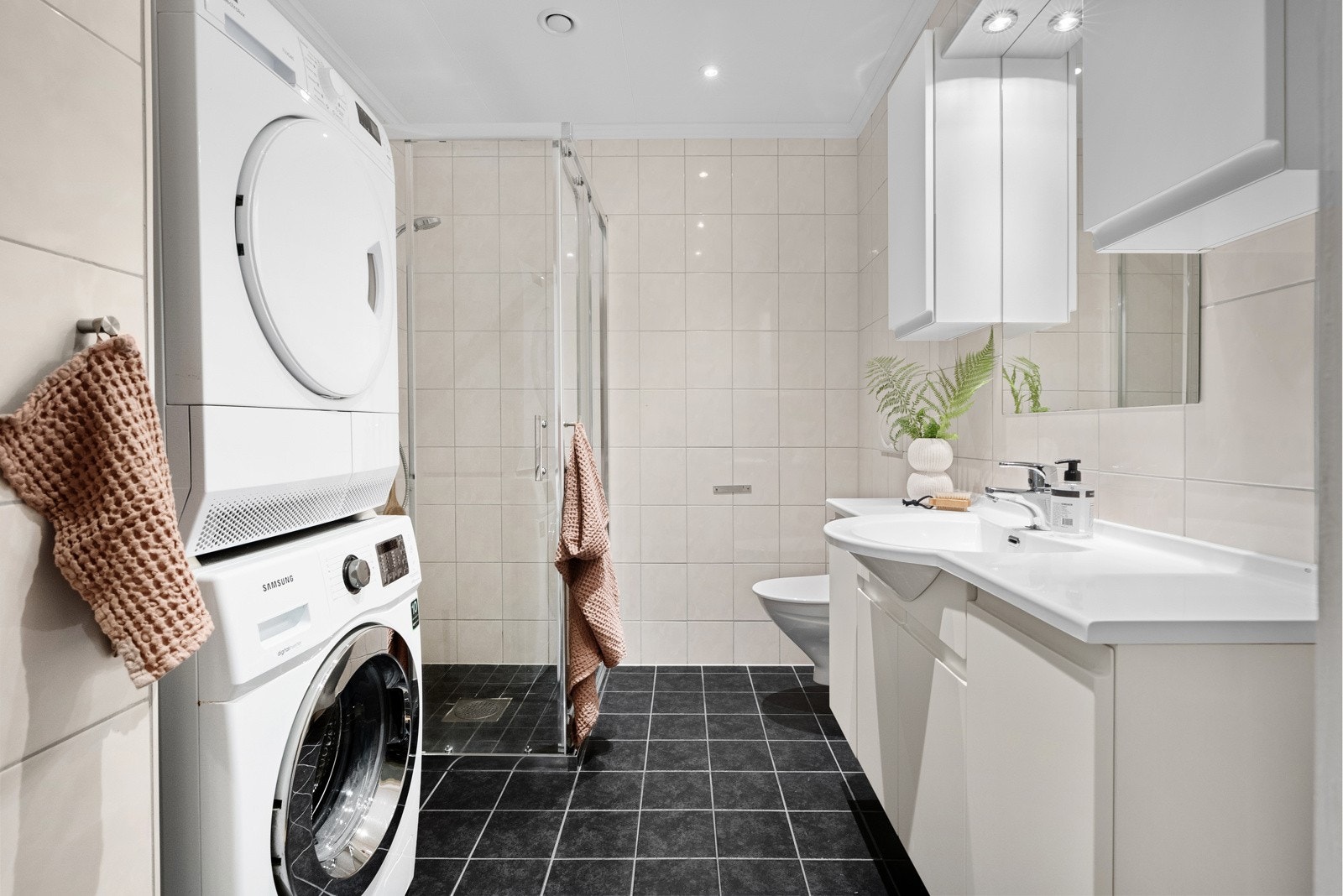 Fult innredet bad i 2. etasje Galleribilde