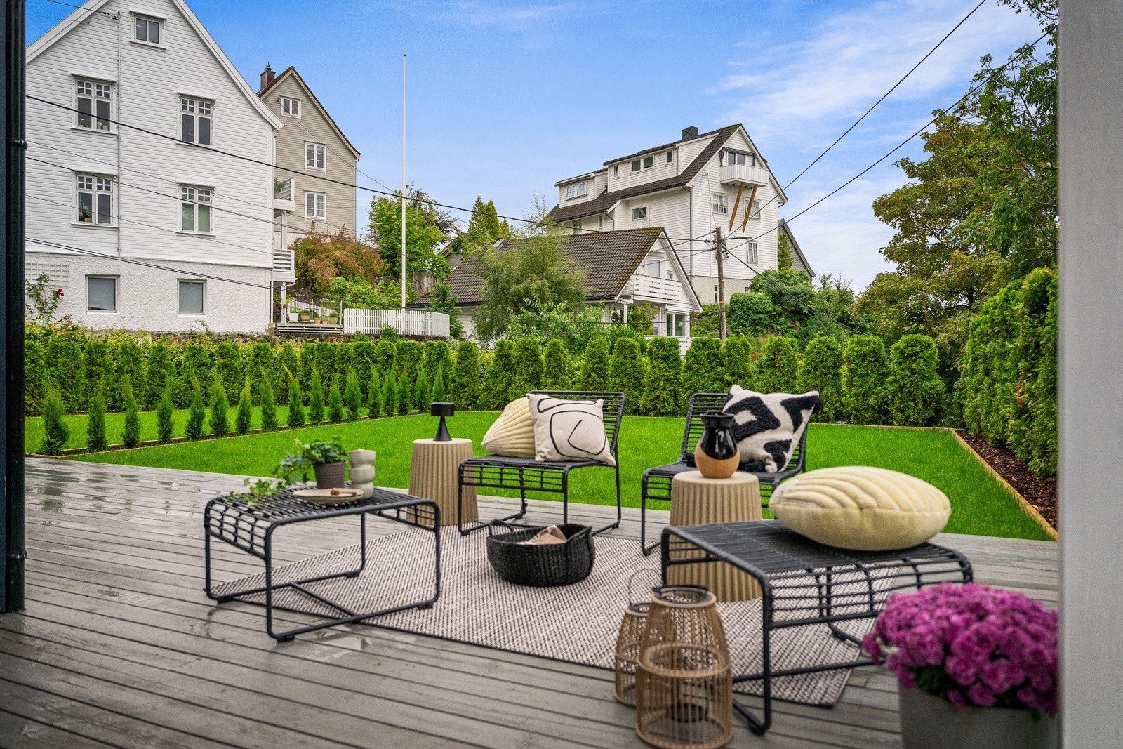 Større terrasse og hage rett utenfor stue/kjøkken Galleribilde