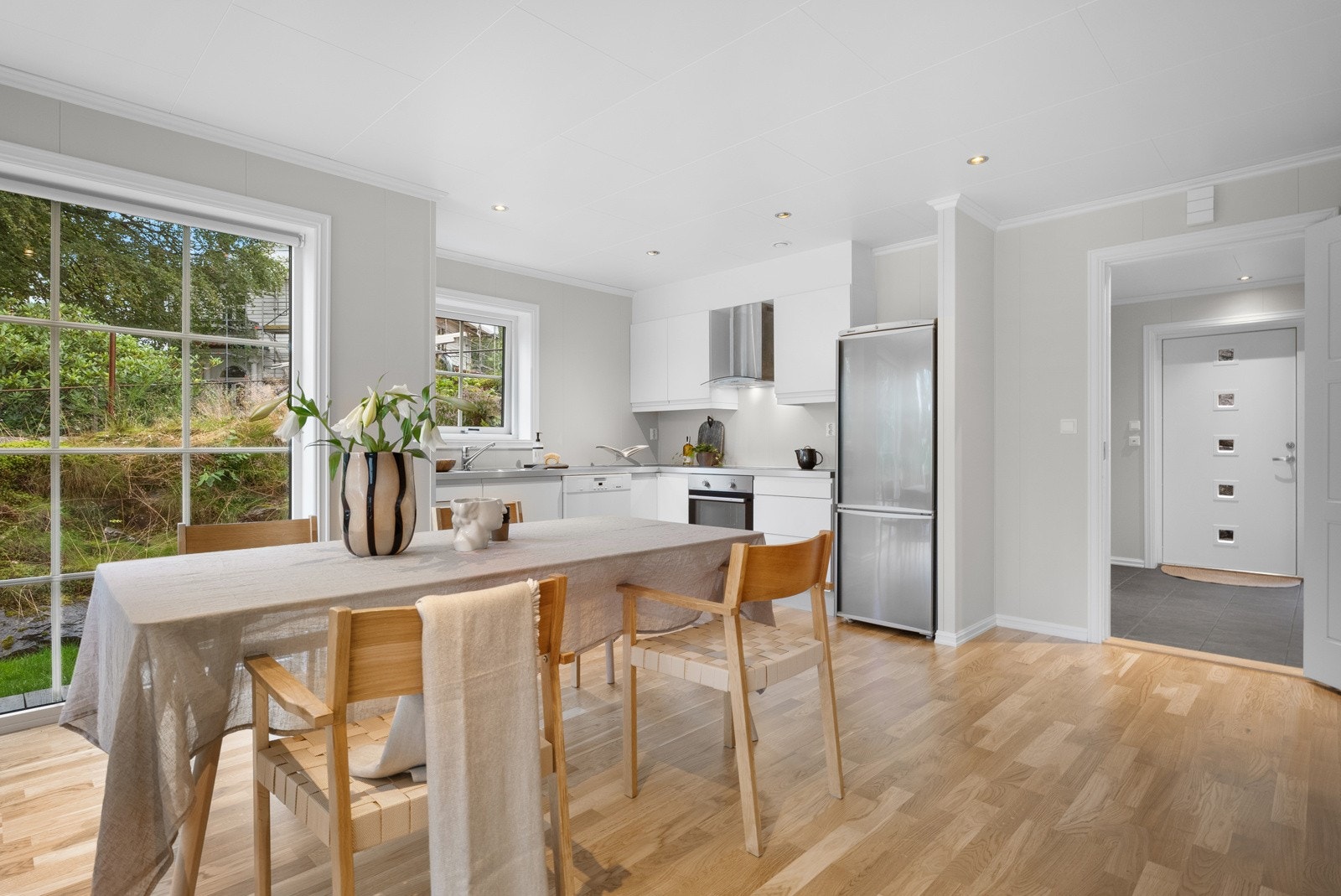 God plass til stort spisebord Galleribilde