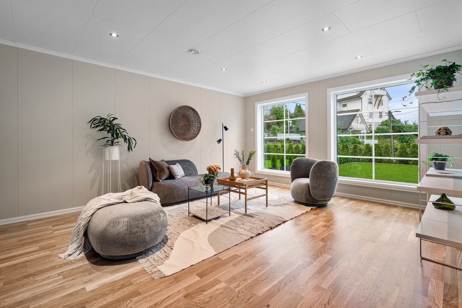 Store vindusflater som gir stuen mye naturlig lys Galleribilde