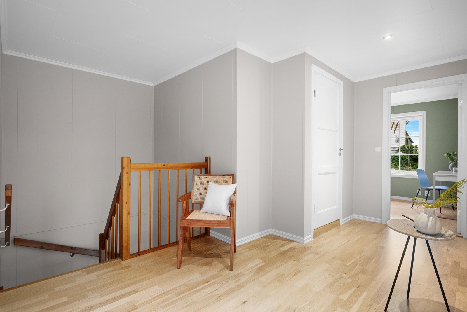 Opp trappen fra stue/kjøkken ligger gangen i 2. etasje Galleribilde