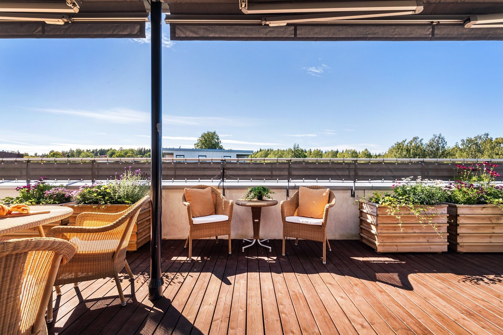 Leiligheten ligger øverst i bygget og har egen solfylt takterrasse på hele 48 kvm Galleribilde