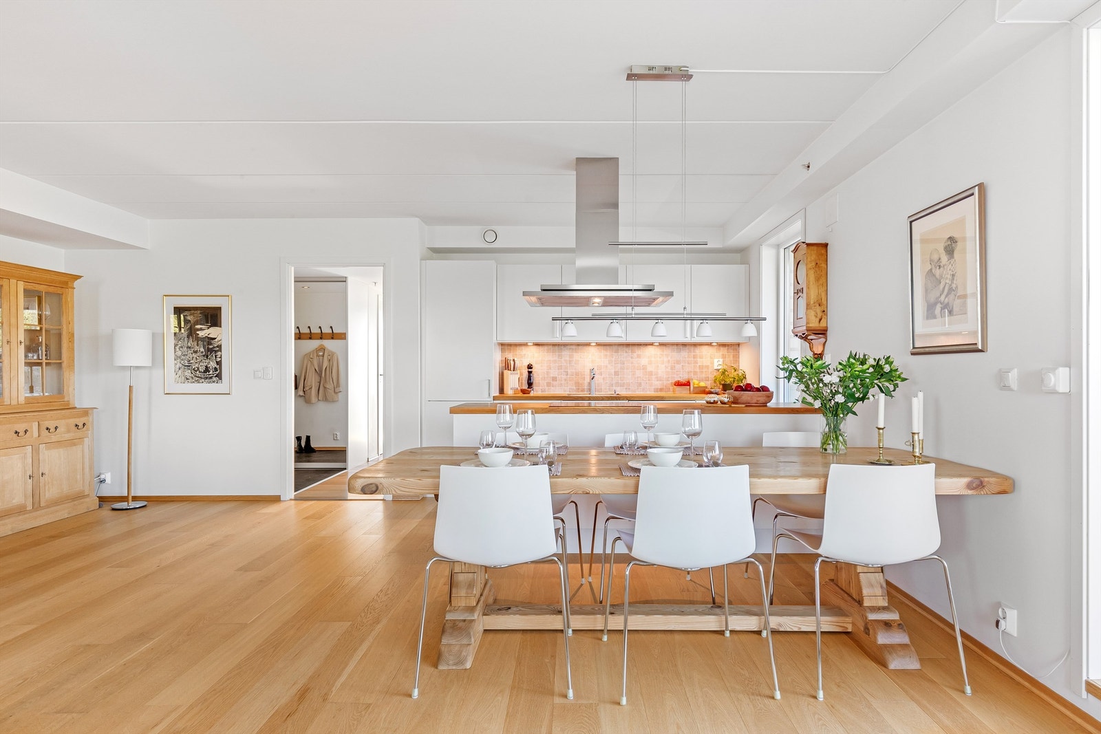 Kjøkkenet er montert i stuens indre hjørne, slik at gulvflaten i rommet for øvrig kan møbleres fritt etter egne preferanser Galleribilde