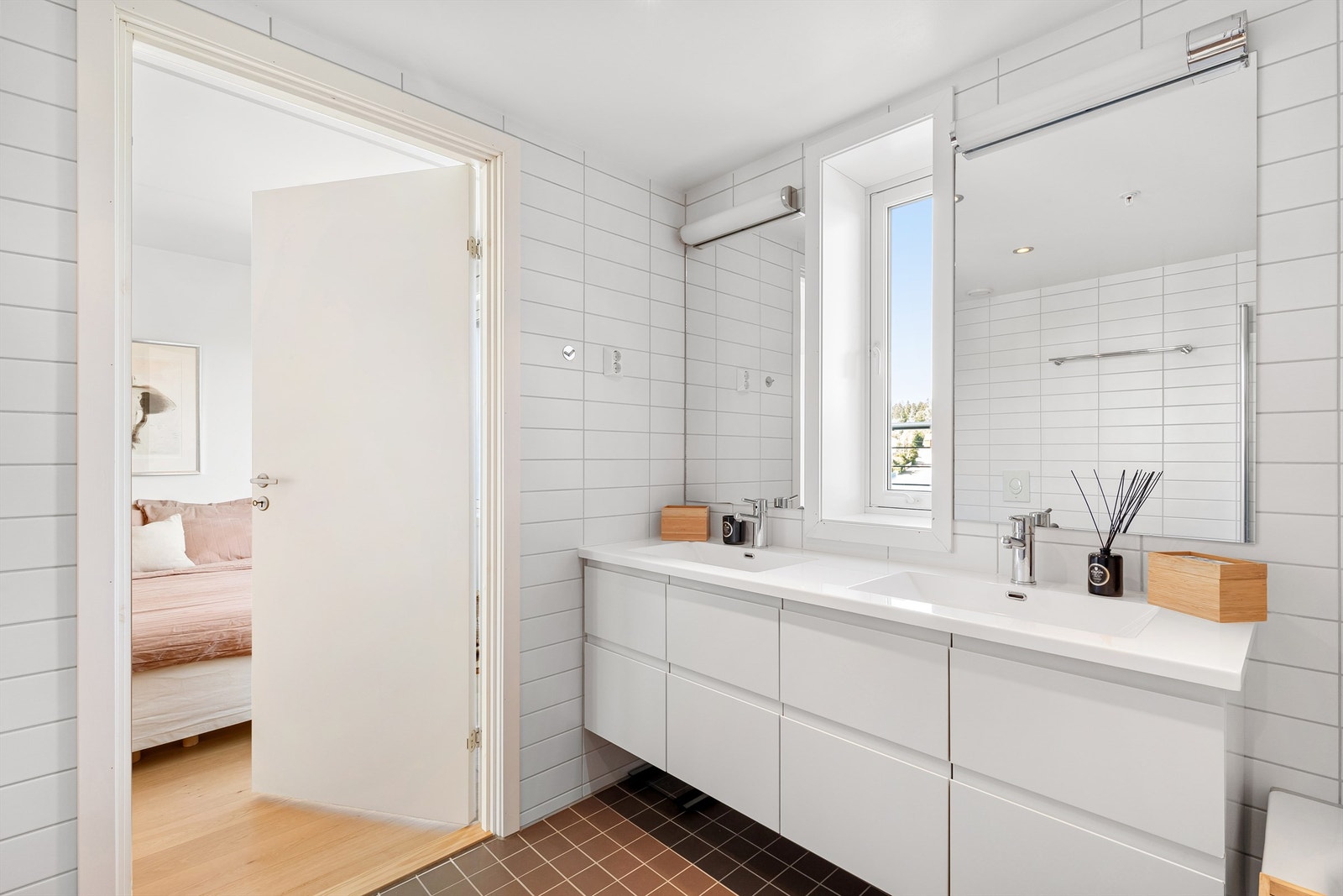 Tidløst og flislagt baderom med blant annet dobbel servant Galleribilde