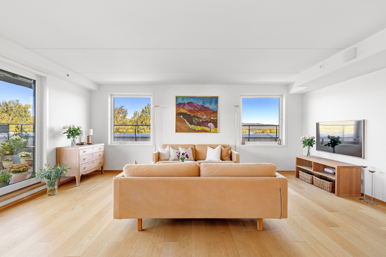 Slette vegger og listefrie overganger til tak gir et moderne og minimalistisk uttrykk som går igjen i hele leiligheten Galleribilde