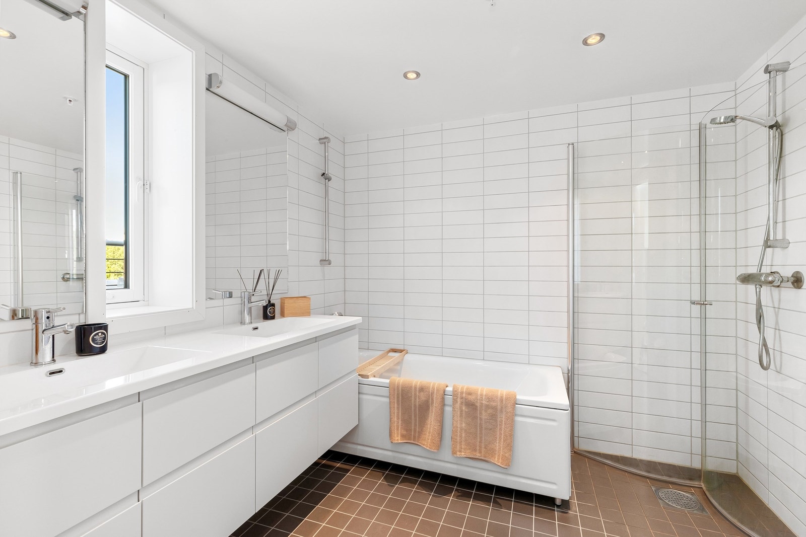 I tillegg til badekar, dusjhjørne og vegghengt toalett har baderommet også gulvvarme og downlights Galleribilde