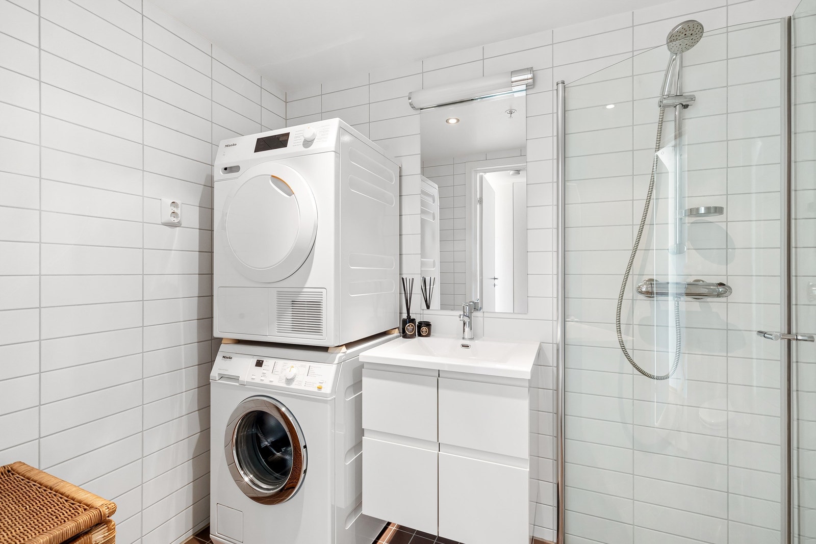 Baderom tilknyttet gang med opplegg for vaskemaskin Galleribilde