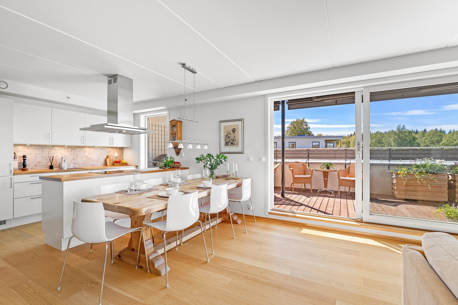 Stor skyvedør som leder ut til takterrassen Galleribilde