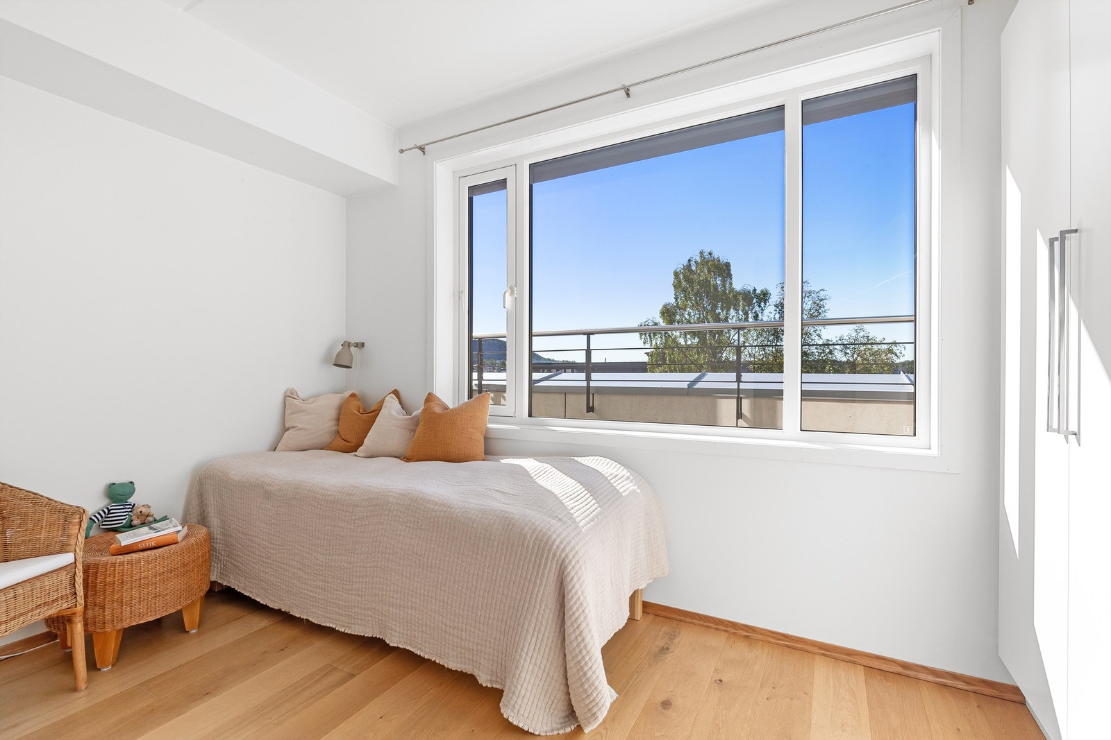 Soverom 2 med store vindusflater Galleribilde