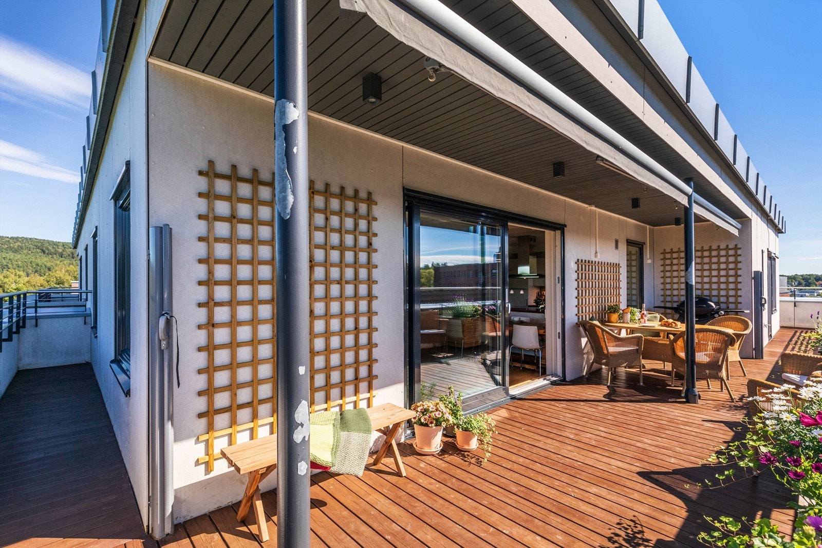 Delvis skjermende overbygg gjør hjørnet på terrassen til en lun og varm krok når solen titter inn Galleribilde