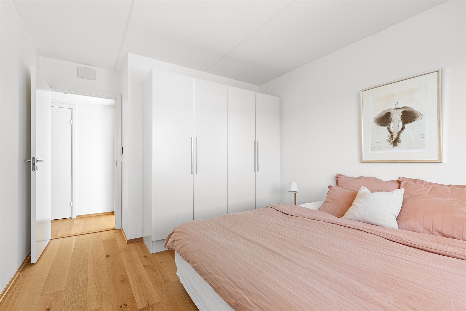 God plass til oppbevaring i garderobeskap Galleribilde