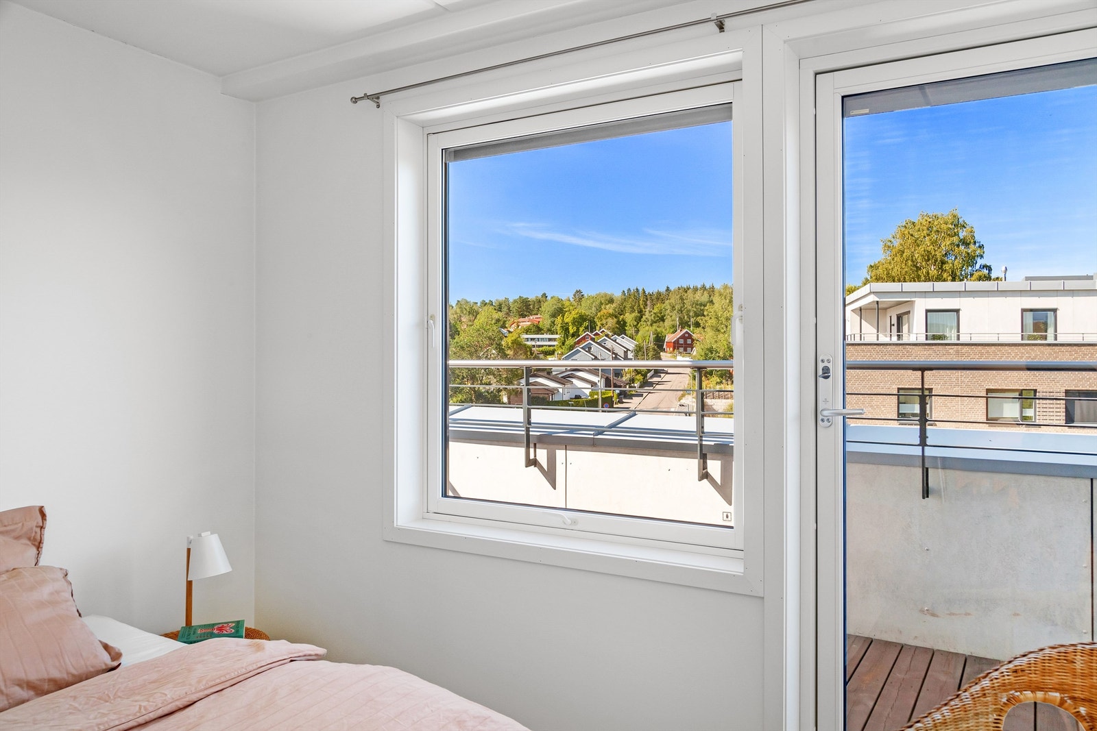 Leilighetens store takterrasse er også tilgjengelig fra hovedsoverommet. Galleribilde