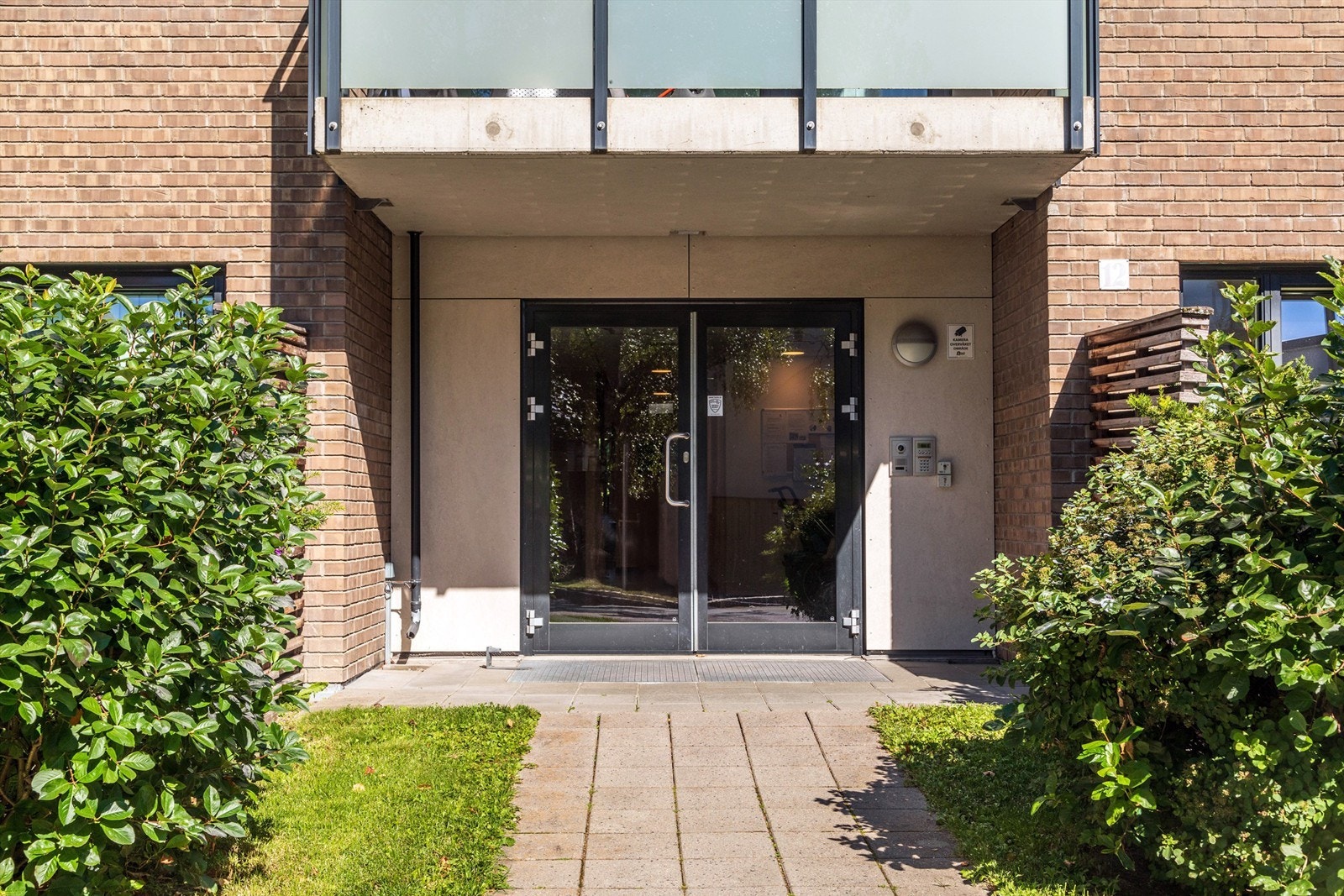 Leiligheten er tilknyttet hovedinngangens calling-anlegg. Heis gir enkel adkomst til alle etasje. Galleribilde