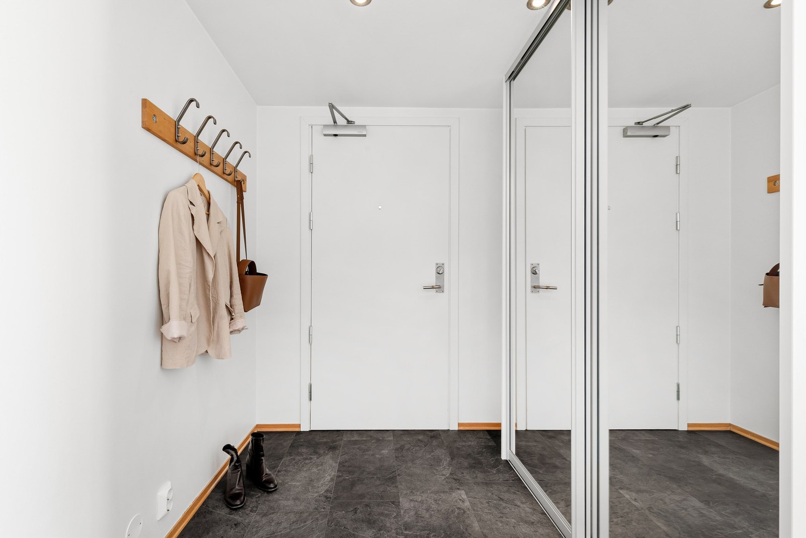 Yttertøyet kan oppbevares lett tilgjengelig i entreens skyvedørsgarderobe Galleribilde