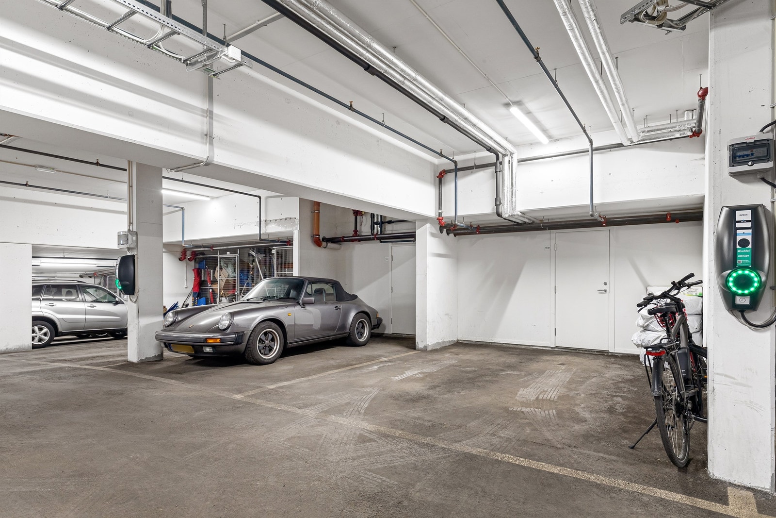 Det medfølger to parkeringsplasser i felles garasjekjeller, samt to boder Galleribilde
