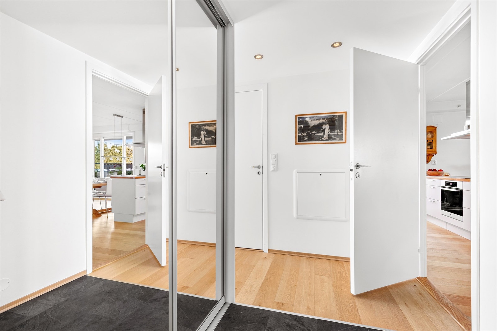 Leiligheten har vannbåren gulvvarme i alle rom bortsett fra baderommene som har elektrisk gulvvarme Galleribilde