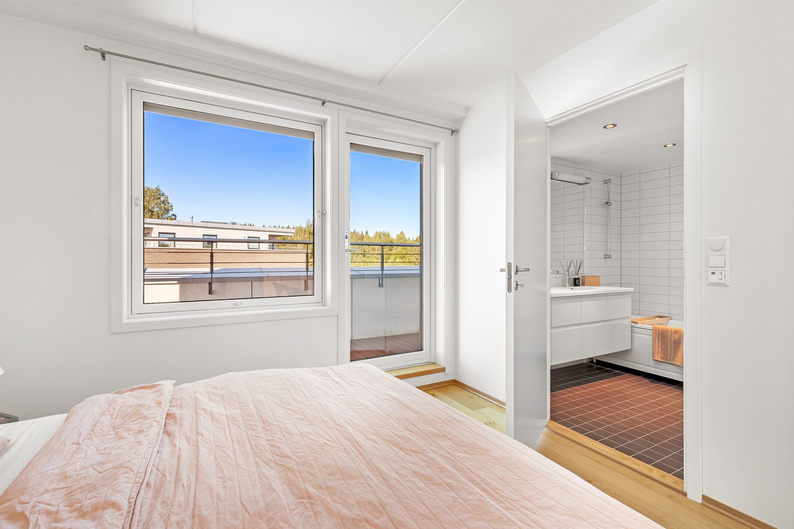 Hovedsoverommet har også adgang til et eget baderom Galleribilde