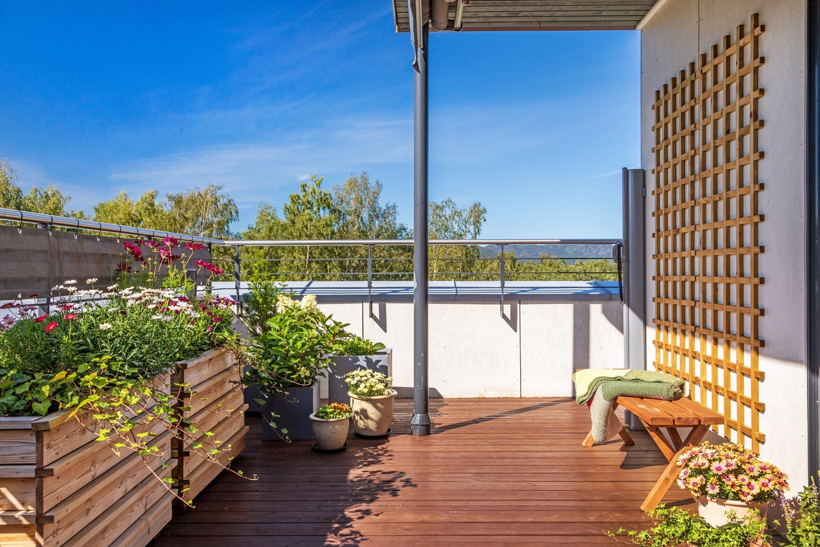 Nydelig uterom. Eier har montert uttrekkbar levegg både mot nord og mot syd på terrassen Galleribilde