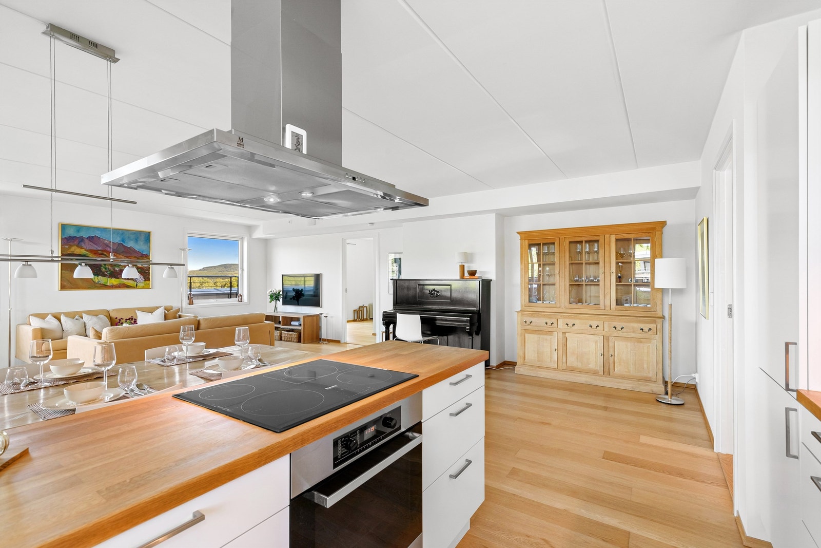 Sosial og åpen løsning mellom kjøkken og stue Galleribilde