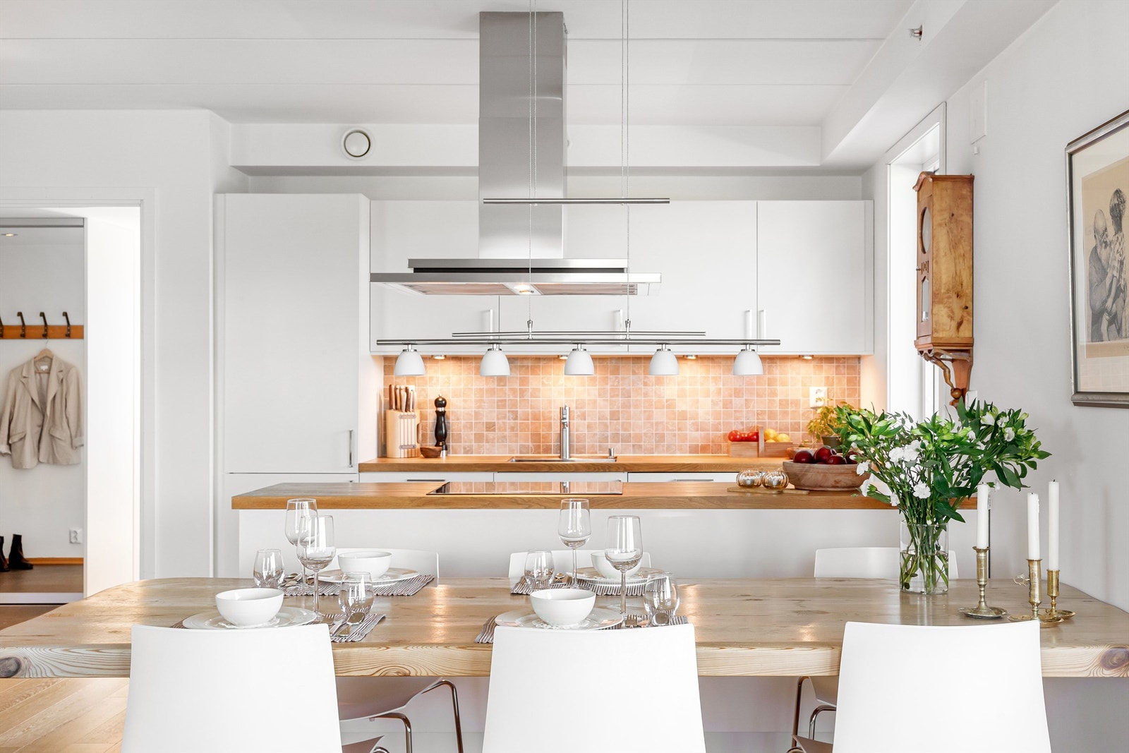 Lys og moderne kjøkkeninnredning fra HTH Galleribilde