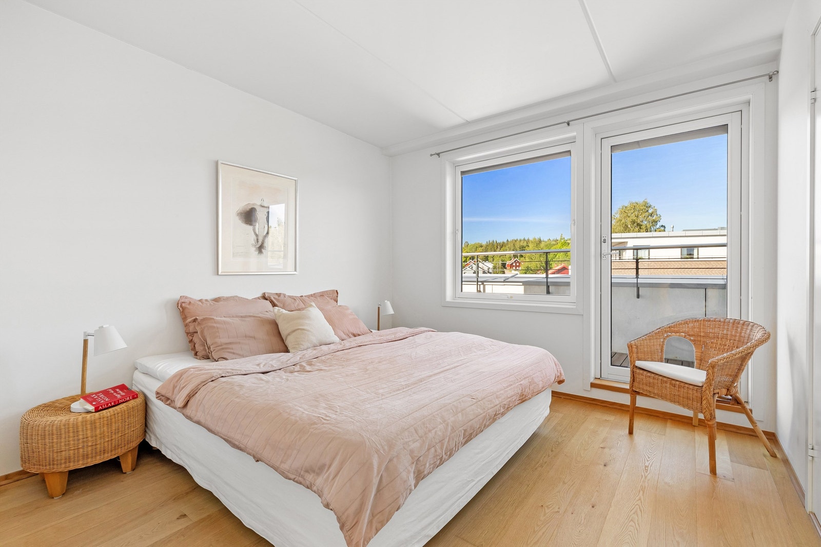 Lyst og stort hovedsoverom Galleribilde