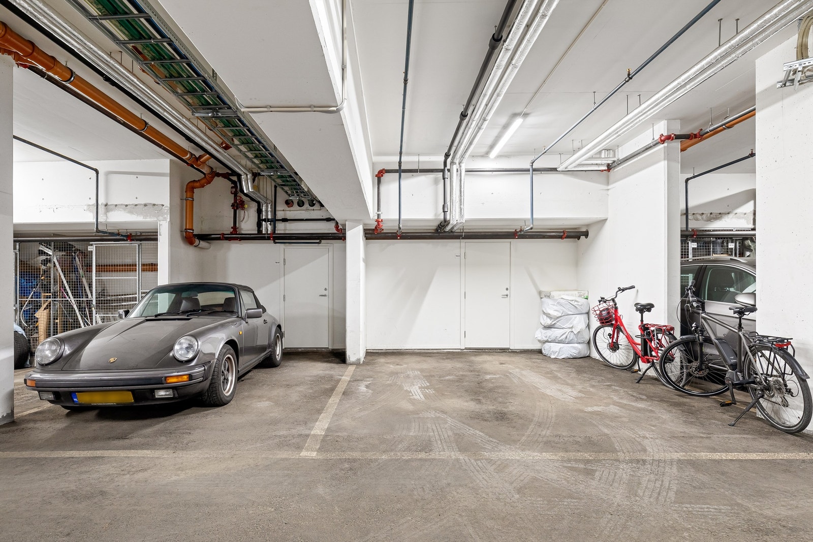 Plassene ligger ved siden av hverandre, her er det også tilkoblet el-billader Galleribilde