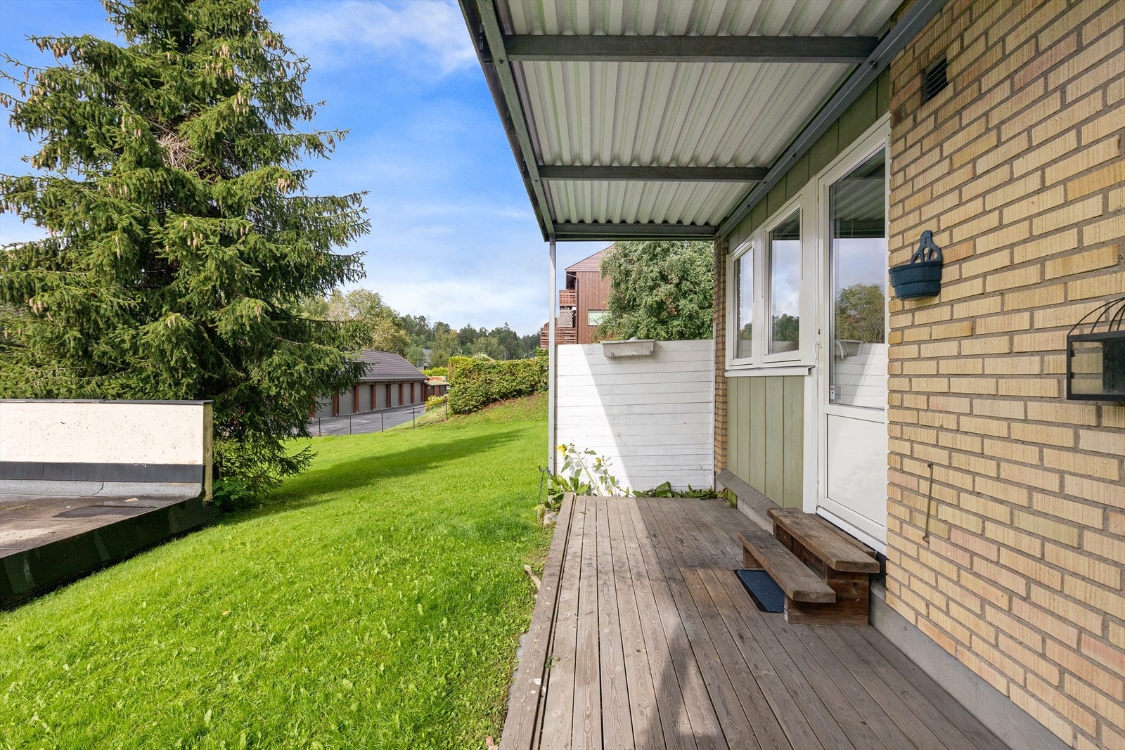 Terrasse med utgang til terreng Galleribilde