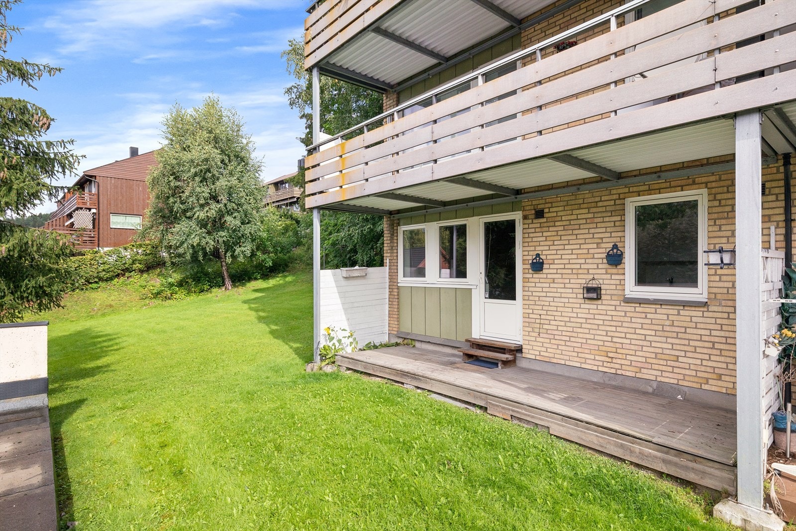 Usjenert terrasse med gode solforhold Galleribilde