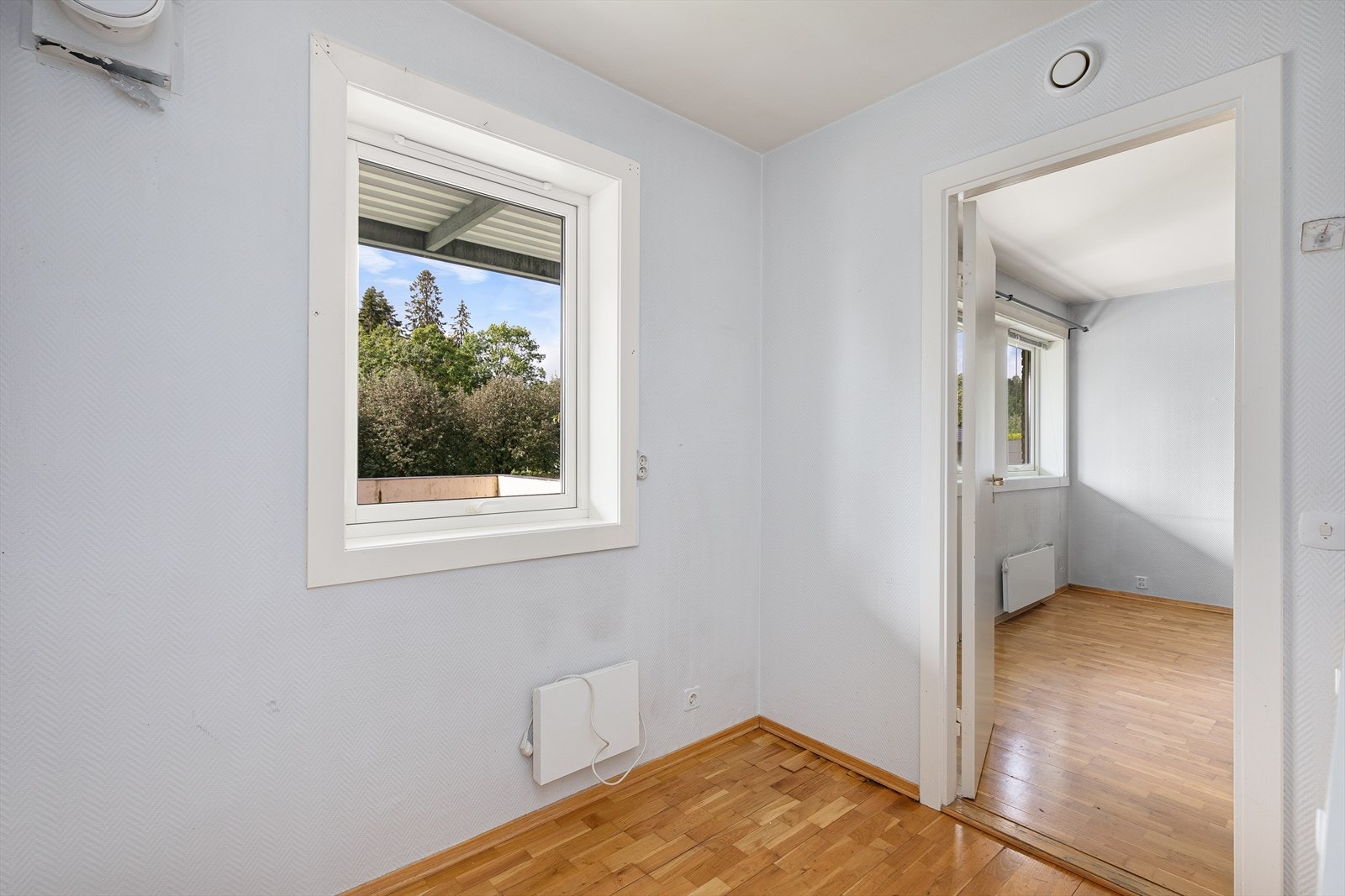 Kjøkken med plass til spiseplass. Galleribilde