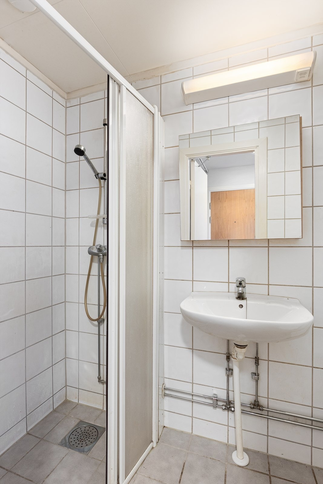 Bad/WC med fliser på gulv og vegger. Galleribilde