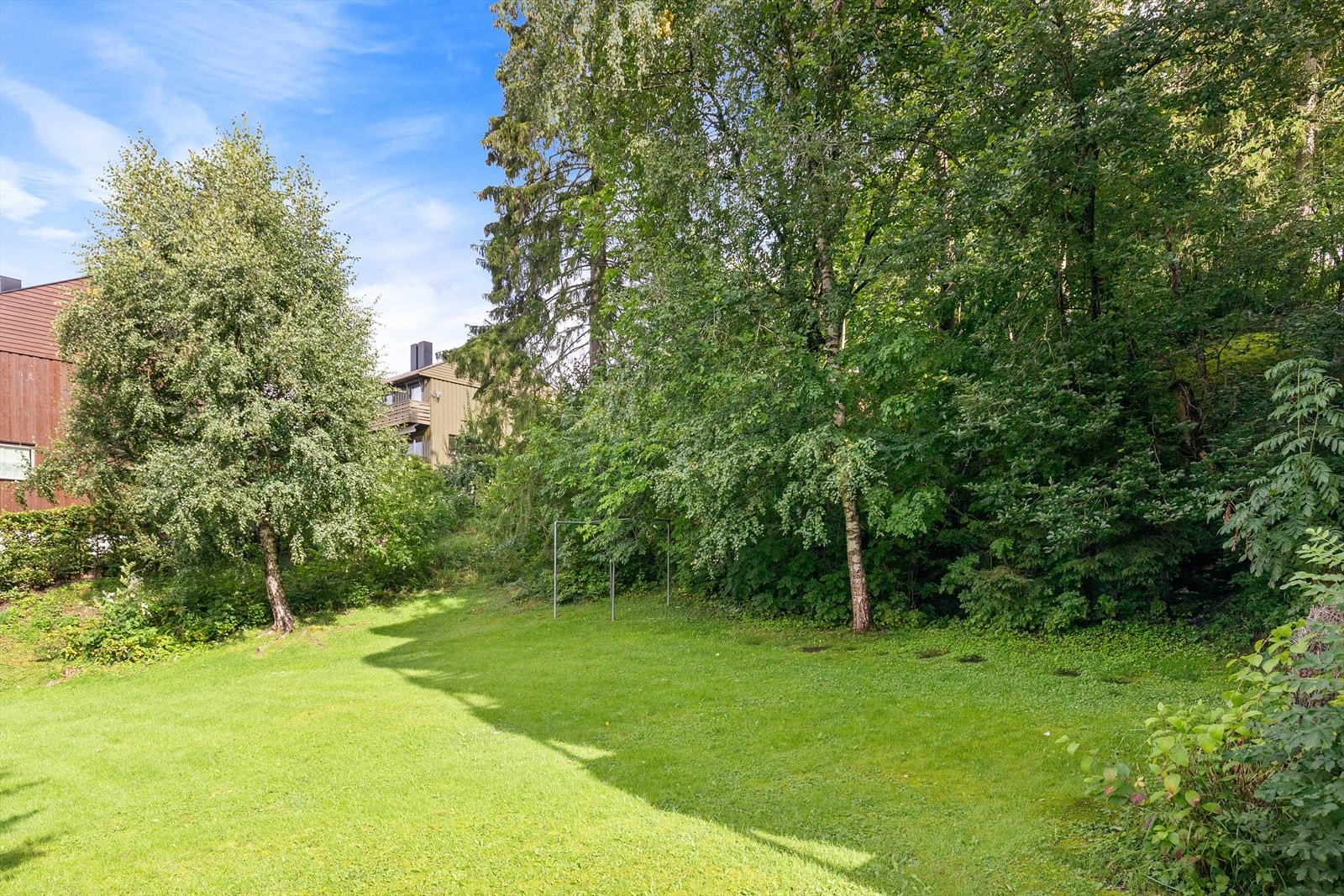 Overblikk over Sameiets tomt ved siden av blokken Galleribilde