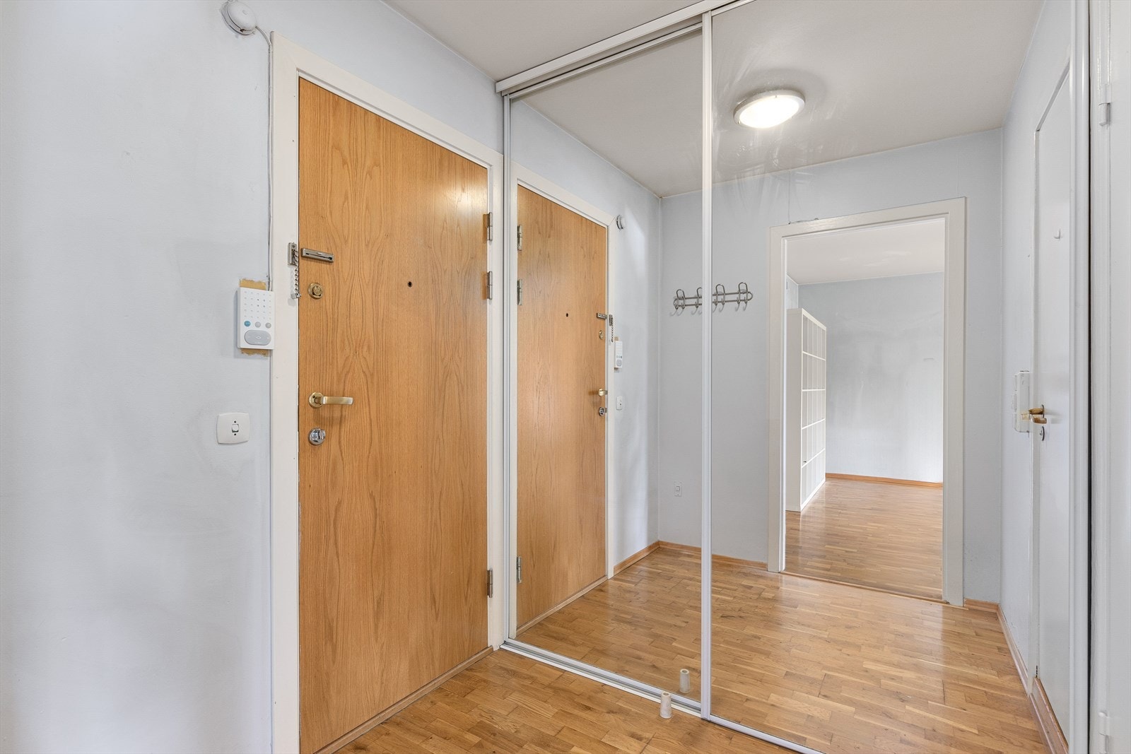 Entre/gang med med skyvedørsgarderobe. Galleribilde