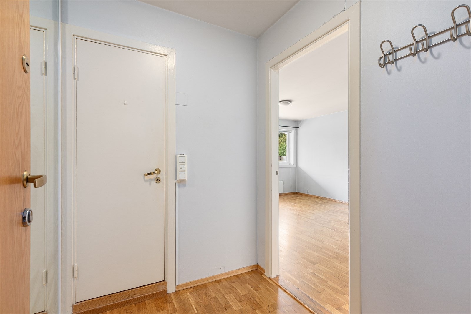 Entre/gang med inngang til bad/WC rett frem. Galleribilde