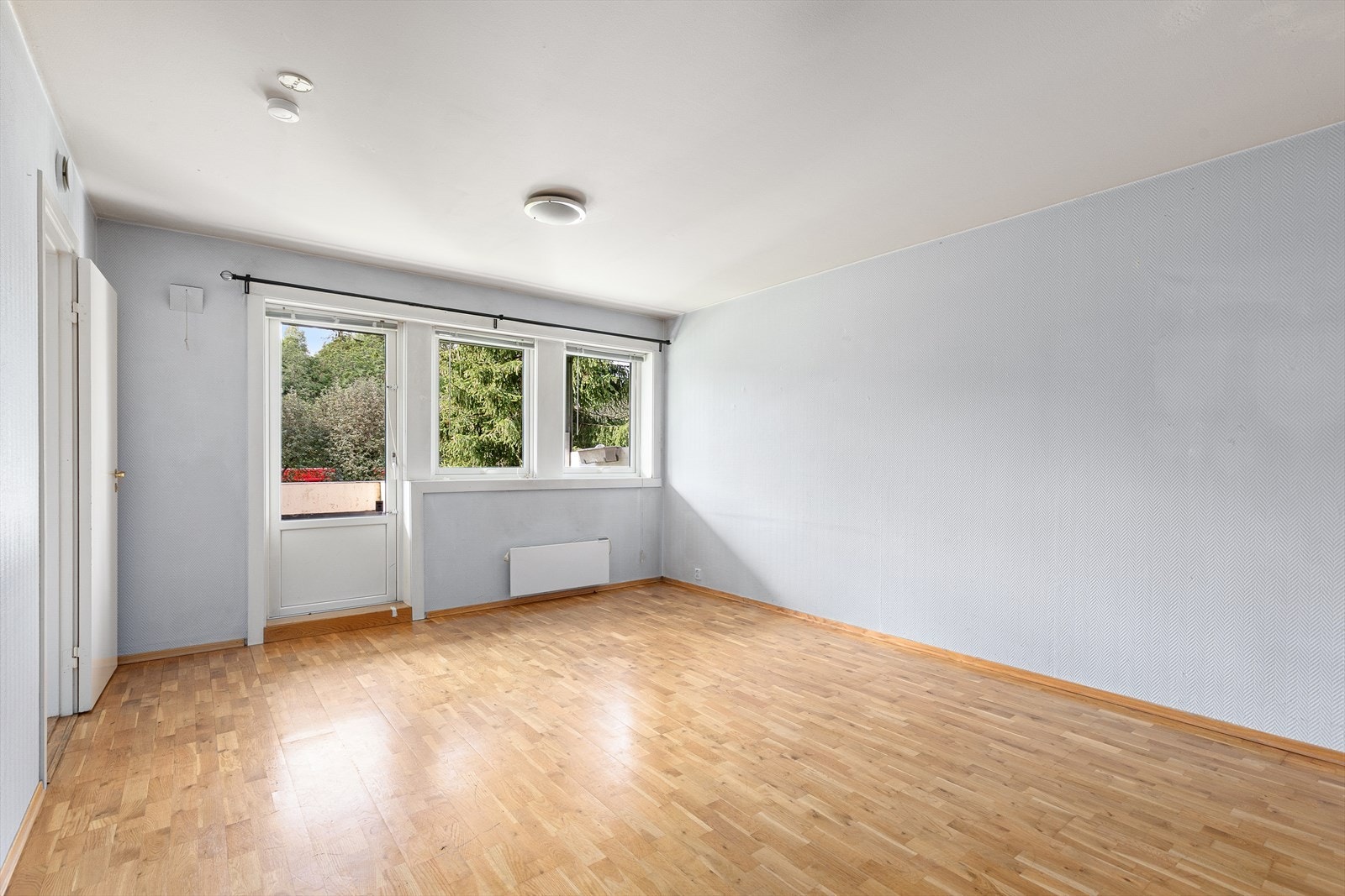 Stue med utgang til vesvvendt skjermet terrasse og sameiets plenarealer Galleribilde