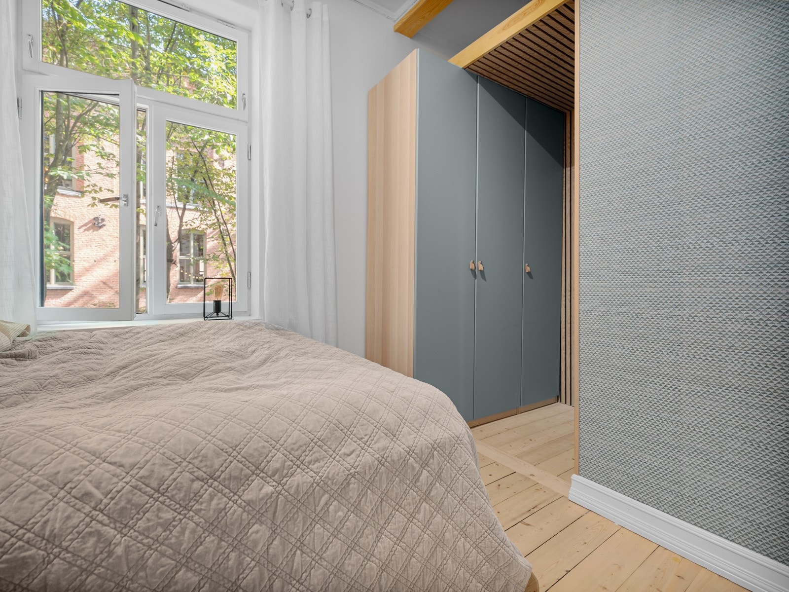 Her er det god plass til dobbeltseng, nattbord og garderobeskap. Videre er det også en hems som byr på ekstra oppbevaringsplass. Galleribilde