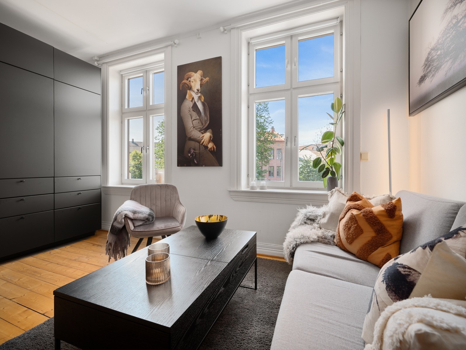 Det er store vindusflater med brede karmer som slipper inn rikelig med naturlig lys i boligen. Galleribilde