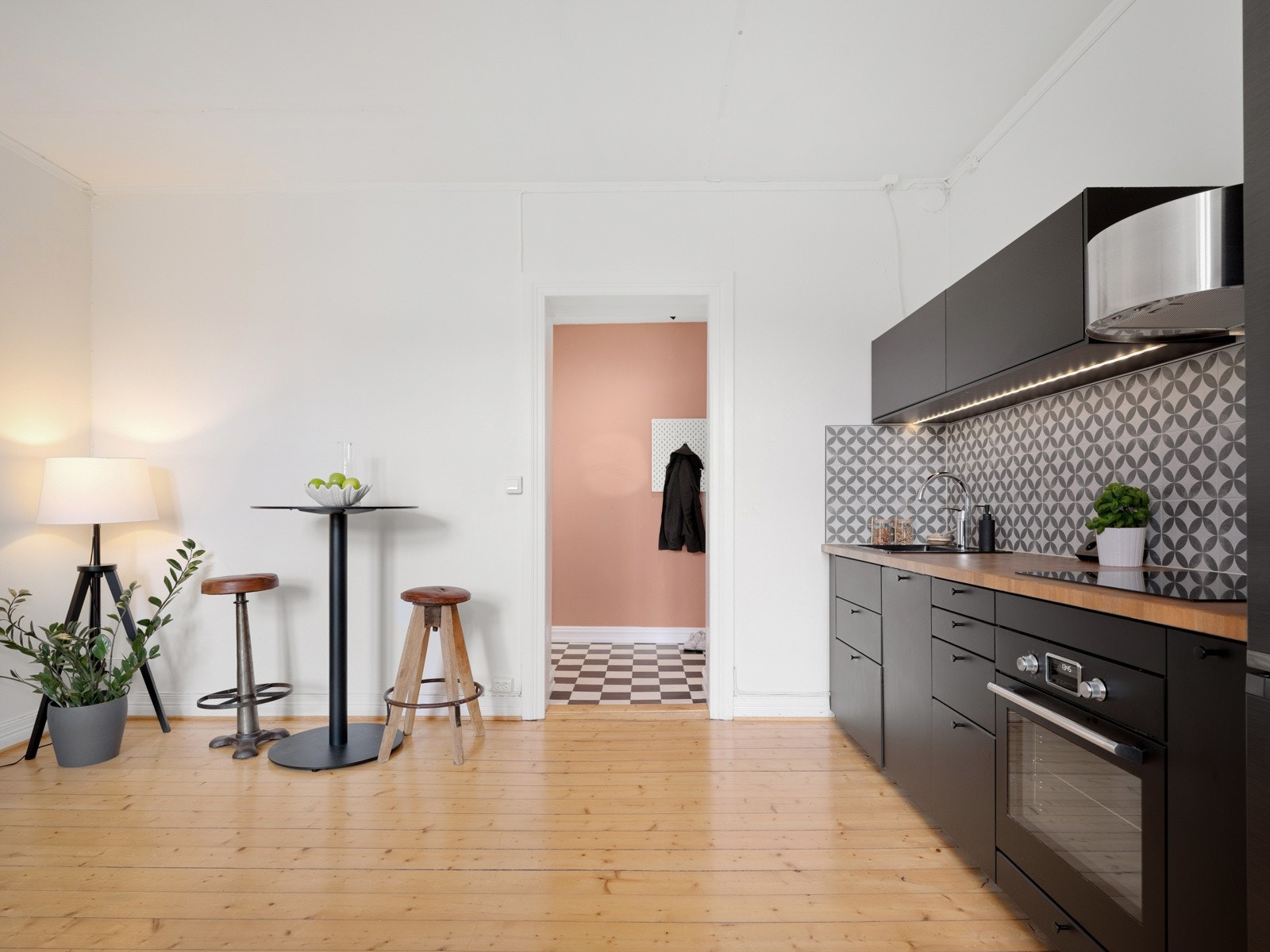 De integrerte hvitevarene som stekeovn, induksjons platetopp og oppvaskmaskin samt frittstående kjøleskap med fryserdel medfølger handelen. Galleribilde