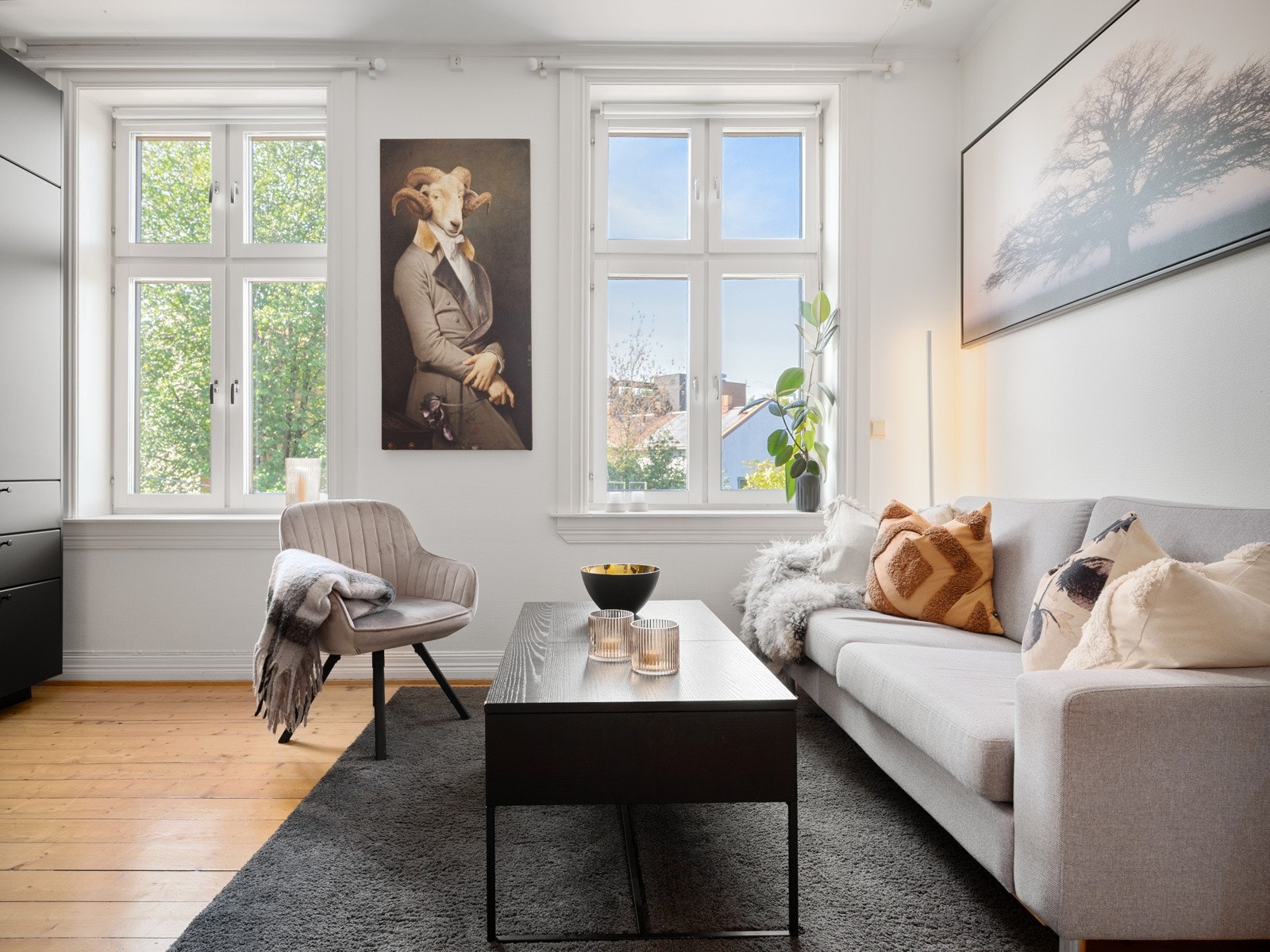 Dette sammen med den gjennomgående planløsningen og den generøse takhøyden på 2,72 meter, sørger for en luftig atmosfære. Galleribilde