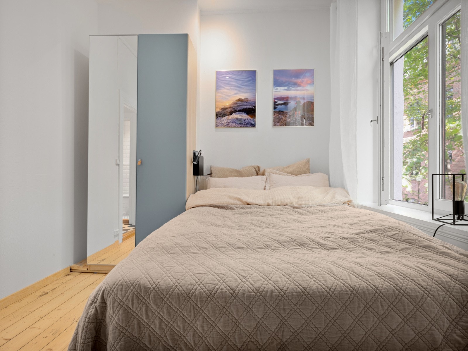 De store vindusflatene og den generøse takhøyden på 3,03 meter bidrar til å optimaliserer romfølelsen. Galleribilde