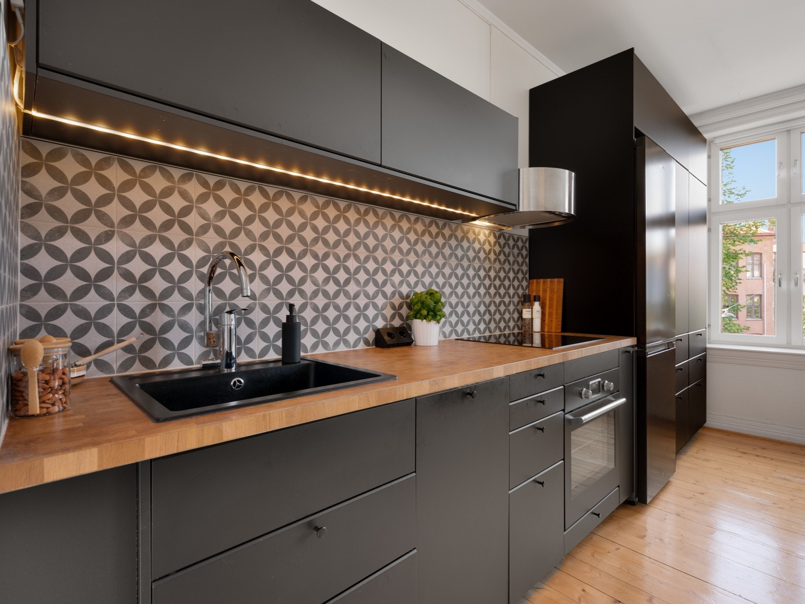 Lekkert kjøkken fra 2020/2022 med åpen løsning mot stue. Galleribilde