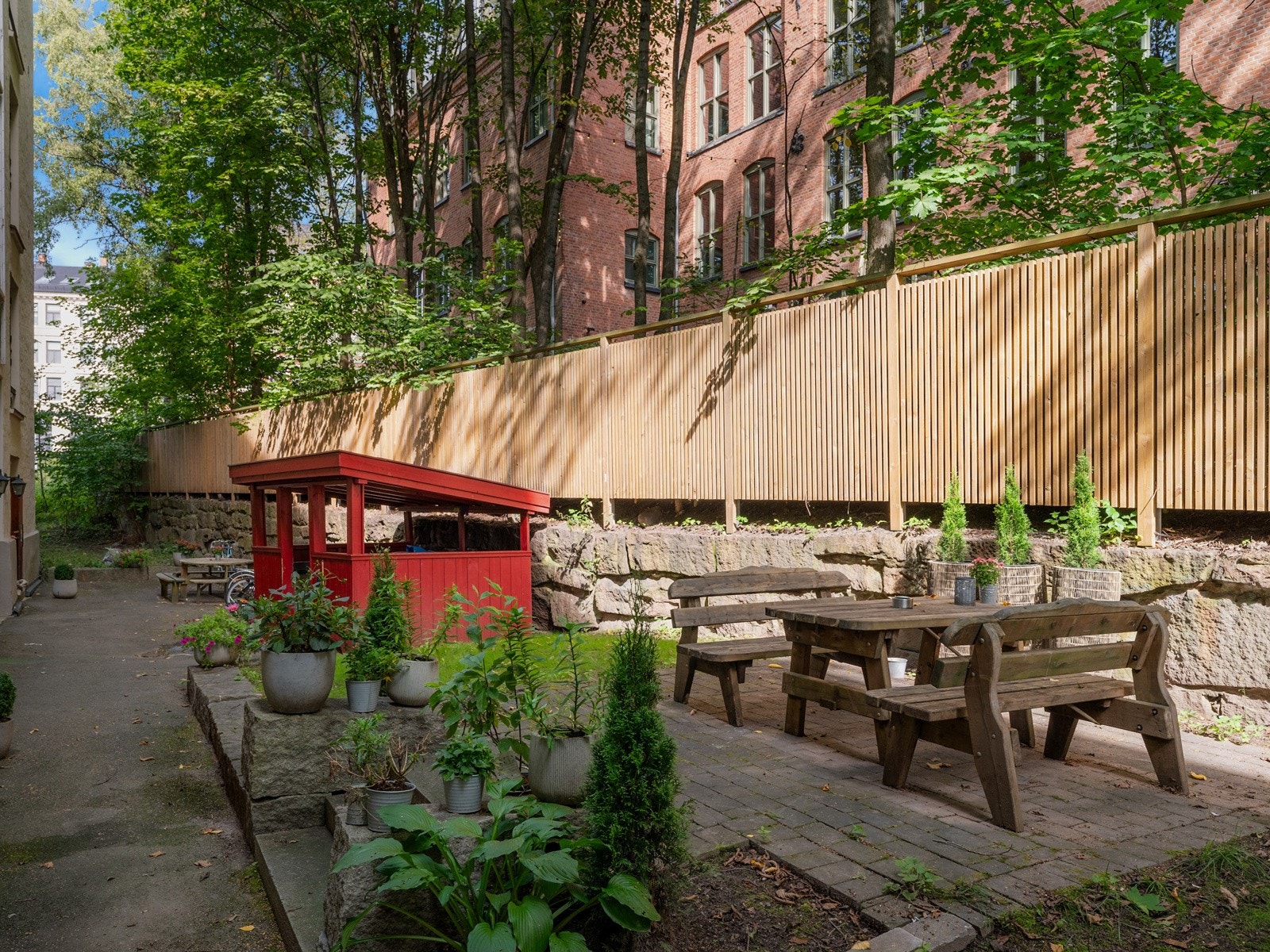 Sameiet har opparbeidet fellesområde med sittebenker, prydbusker og diverse beplantning. Galleribilde